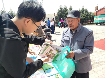 集宁区科协深入李长庆村开展“三下乡”科普志愿服务活动，为村民送科技送温暖
